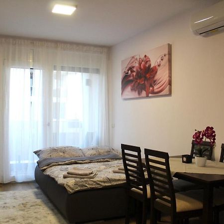 Apartman Sarah Apartment Oradea Exterior photo